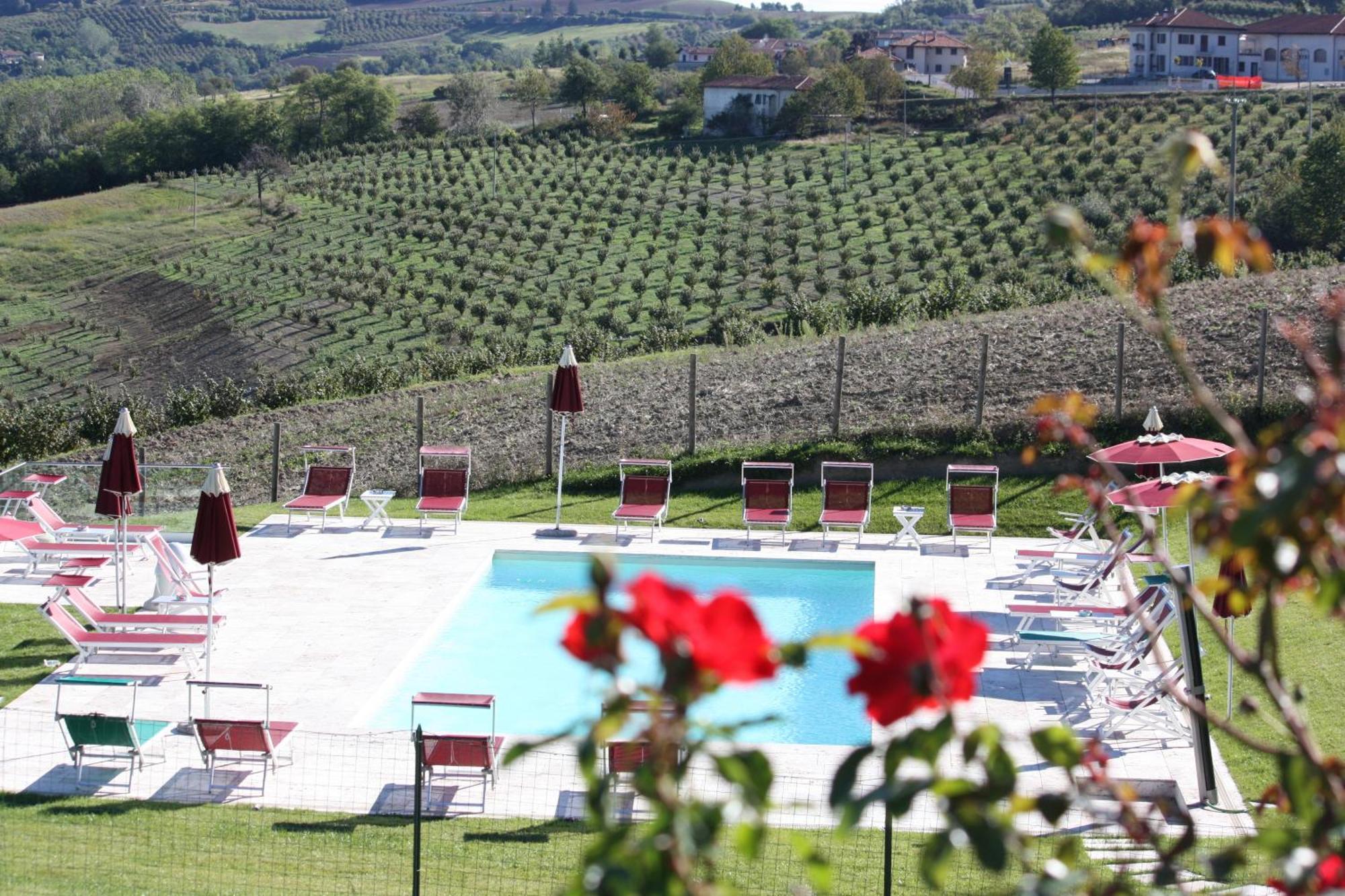 Hotel Ca' Del Lupo Montelupo Albese Exterior foto