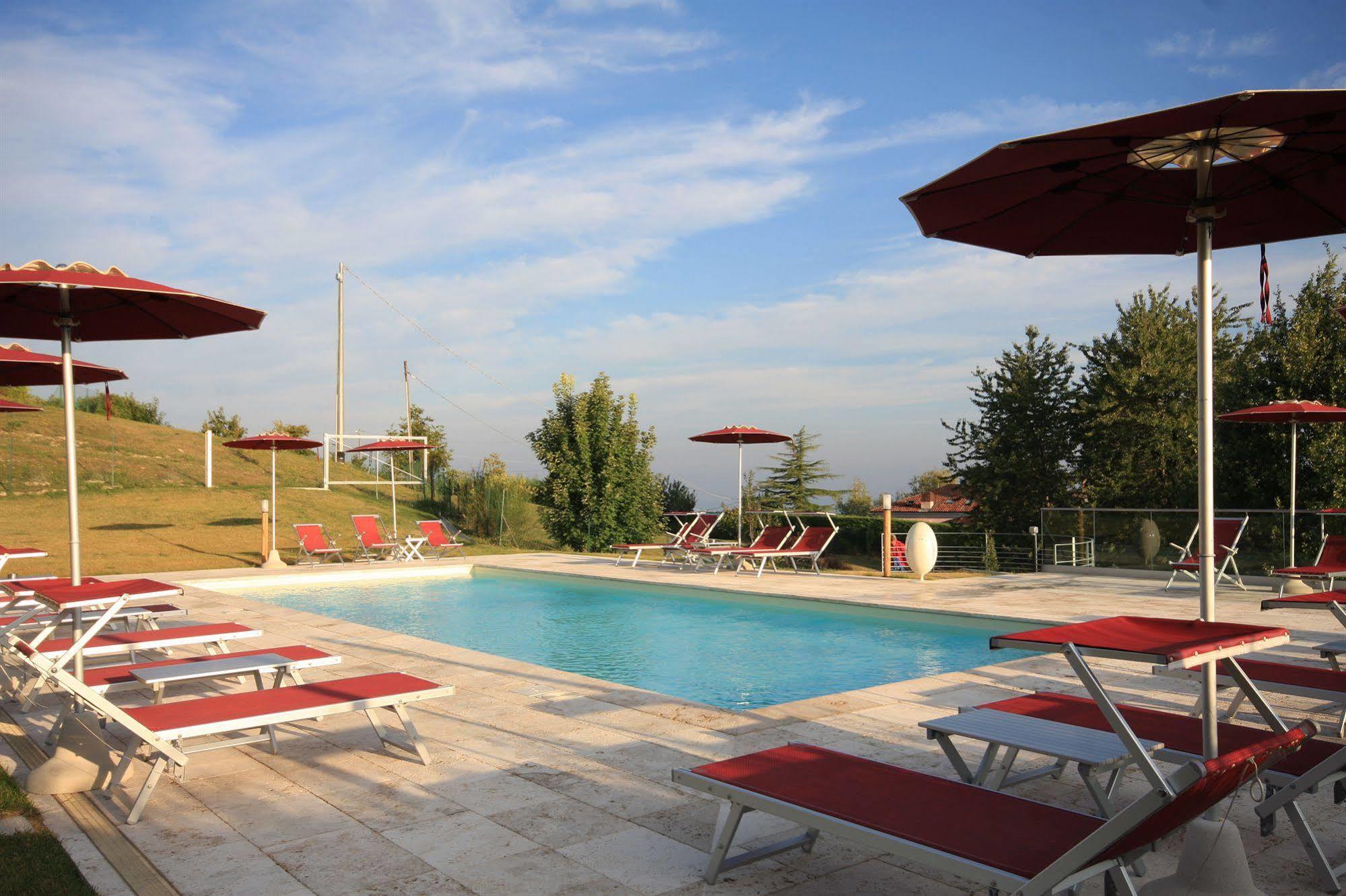 Hotel Ca' Del Lupo Montelupo Albese Exterior foto