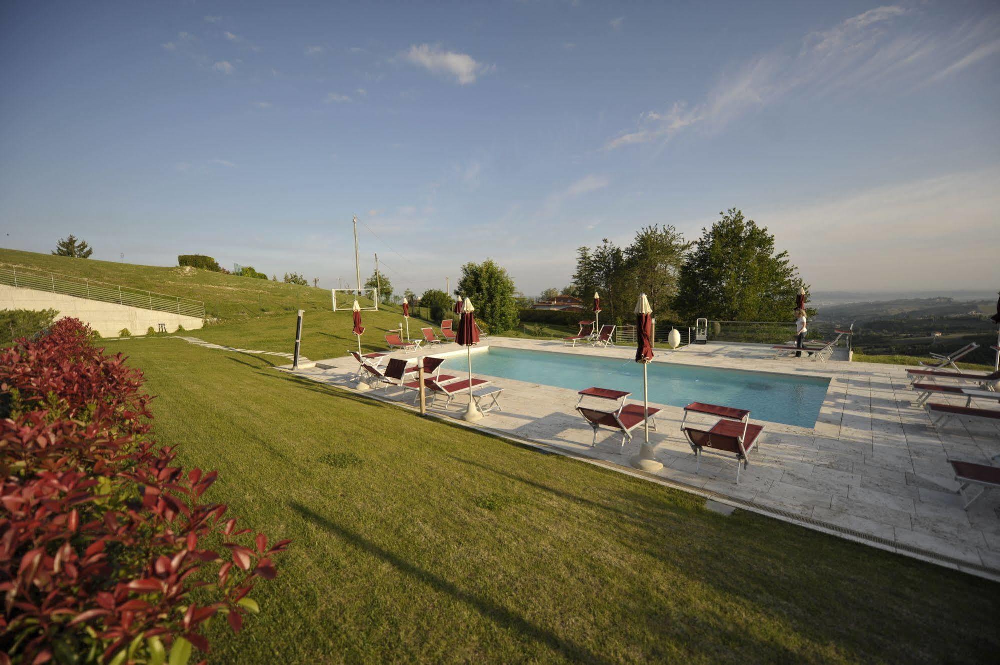 Hotel Ca' Del Lupo Montelupo Albese Exterior foto